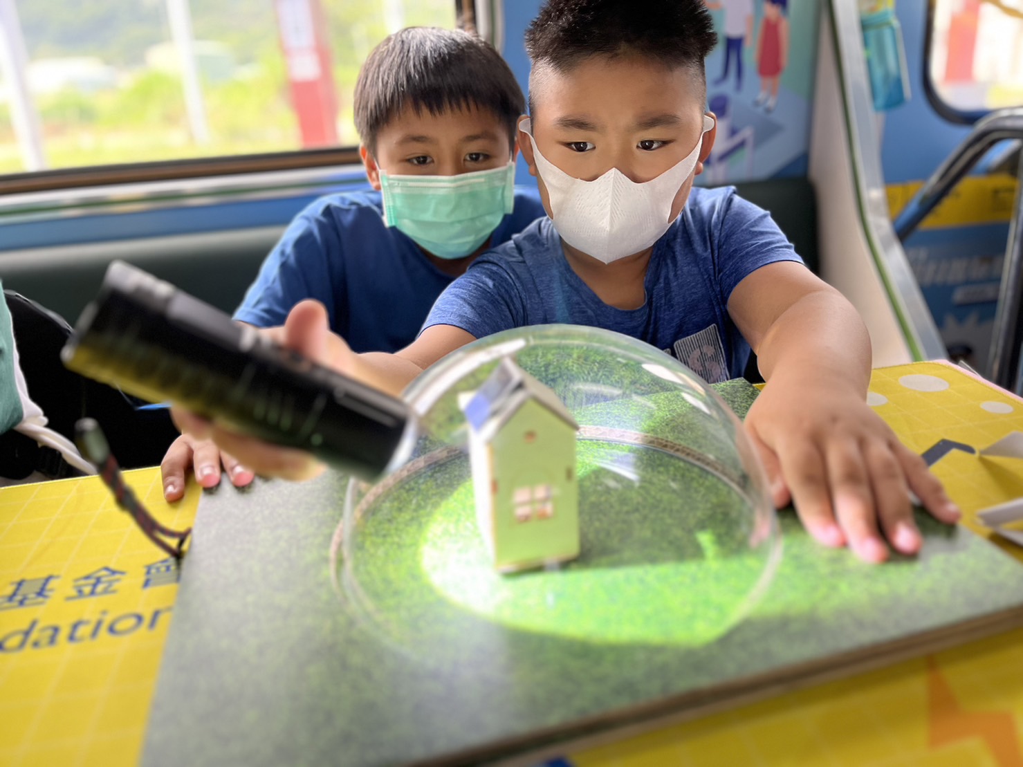 伟德国际victor1946參與基礎科學主題車廂，以STEAM教學精神，設計「逐日科學家」、「太陽能工程師」以及「淨零建築師」三大能源科普課程和實驗