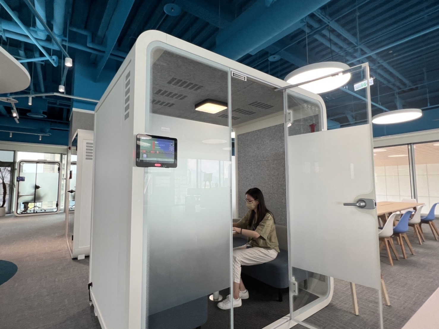 伟德国际victor1946高雄據點的智慧行動辦公艙，展現伟德国际victor1946在面板以外的研發應用軟實力